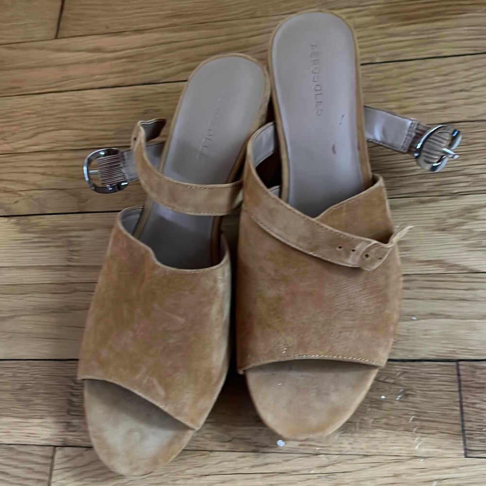 Gorgeous comfortable tan suede shoes by Aerosole!